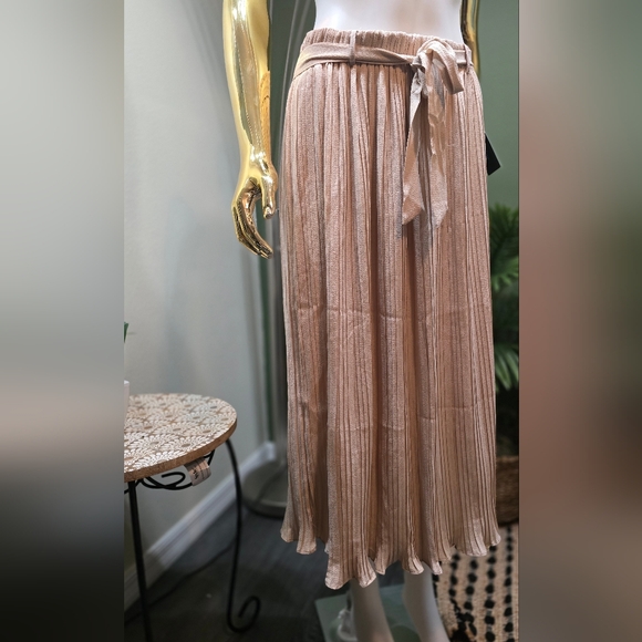 Alice Blue Pleated Skirt Cream Color Size M - Picture 3 of 6